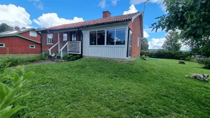 Ljus och välplanerad villa i centrala Gagnef med inglasad uteplats och två garage!