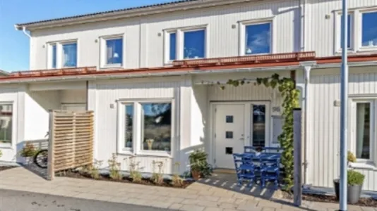 Houses in Trollhättan - photo 1