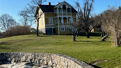 Unikt sekelskifteshus med sjötomt och egen brygga i Gustavsberg!