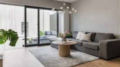 Ljus och välplanerad radhus med tre sovrum i centralt läge i Höör! Stora fönster, två helkaklade badrum och stor balk...