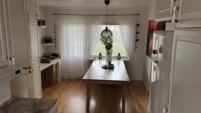 Ljus och välplanerad fyra rum och kök i populärt område i Västernahinge! Nära till service och kommunikationer.