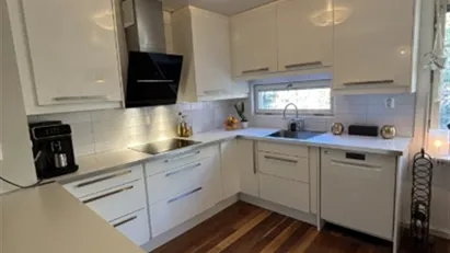 Ljus och välplanerad fyra i populära Runby, nära kommunikationer!