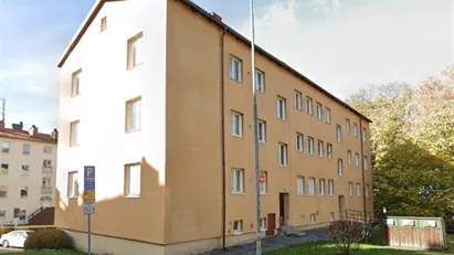 Ljus och välplanerad etta med balkong på Forsskålsgatan i Johanneshov!