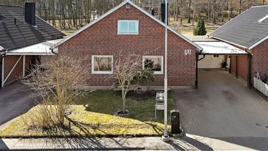 Houses in Södertälje - photo 1