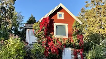 Pittoresk stuga i lugna Fullersta, Huddinge – med egen uteplats och golvvärme! Charming tiny house in serene Fullers...