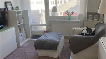 Mysig 1:a med balkong och morgonsol i centrala Vällingby!