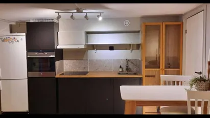 Nyrenoverad enrumslägenhet med egen ingång i södra Lerum! Ljus och bekväm, nära Stamsjöns badplats och pendeltåg.